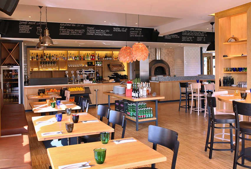 nabytek-zarizeni-restauraci-10